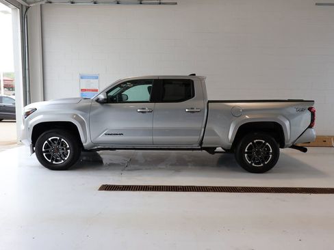 Used 2024 Toyota Tacoma TRD Sport w/ TRD Sport Upgrade Package AWD/4WD image 7