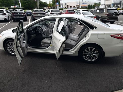 Used 2017 Toyota Camry XLE w/ Moonroof Package FWD image 44