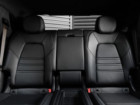 Certified 2025 Porsche Cayenne Turbo AWD/4WD image 29