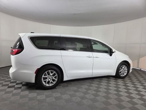 Certified 2023 Chrysler Pacifica Touring-L image 32