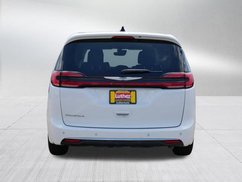 Used 2023 Chrysler Pacifica Touring-L FWD image 6