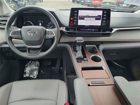 Used 2022 Toyota Sienna XLE image 11