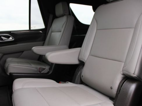 Used 2023 GMC Yukon SLT w/ SLT Luxury Package image 30