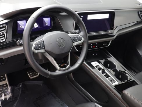 Used 2025 Volkswagen Atlas Peak Edition SE image 7