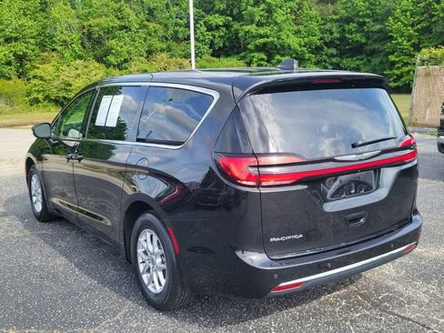 Used 2023 Chrysler Pacifica Touring-L FWD image 6