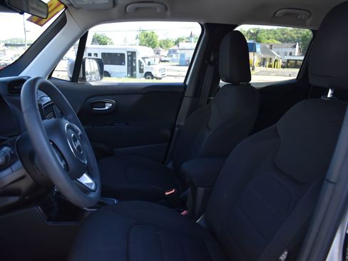 Used 2019 Jeep Renegade Latitude FWD image 14