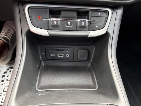 Used 2022 GMC Terrain SLT w/ LPO, Floor Liner Package AWD/4WD image 17
