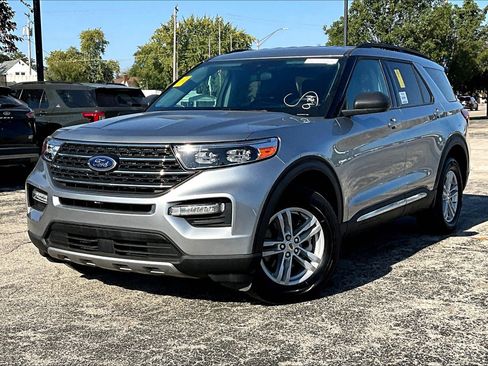 Used 2024 Ford Explorer XLT w/ Equipment Group 202A image 7