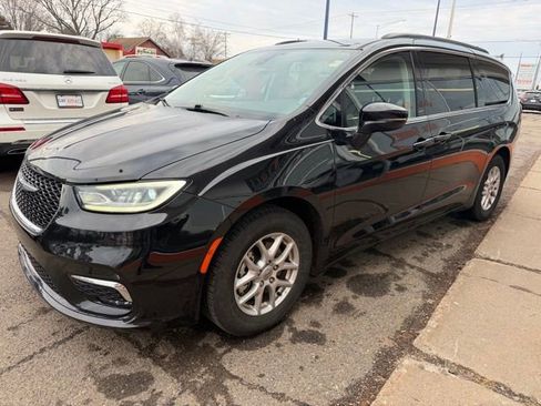 Used 2022 Chrysler Pacifica Touring-L FWD image 3