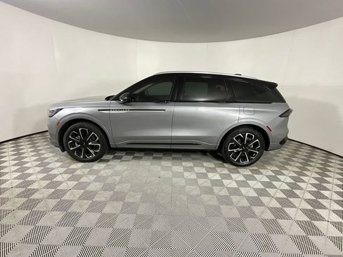 Used 2025 Lincoln Nautilus Reserve image 2