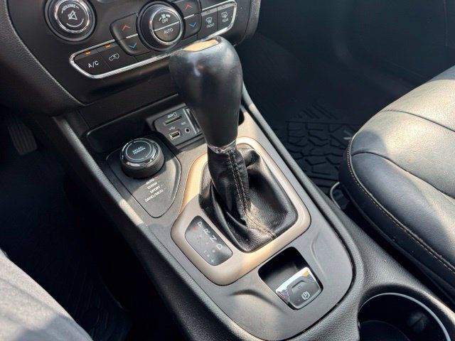 Used 2016 Jeep Cherokee Limited AWD/4WD image 25