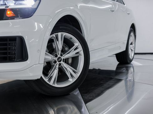 Used 2022 Audi Q8 Premium image 12