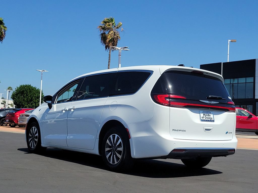 Used 2024 Chrysler Pacifica Limited FWD image 2