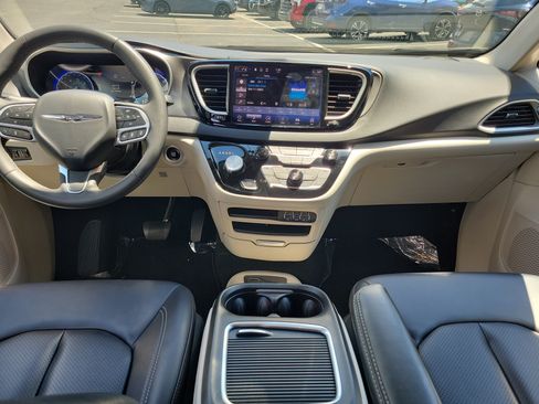 Used 2024 Chrysler Pacifica Touring-L FWD image 12