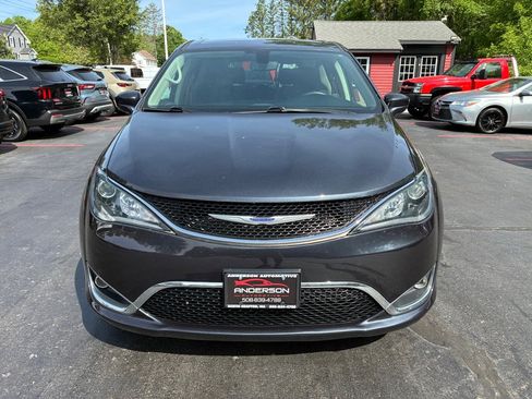 Used 2020 Chrysler Pacifica Touring FWD image 4