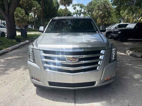 Used 2018 Cadillac Escalade ESV Luxury RWD image 4