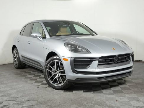 Certified 2025 Porsche Macan AWD/4WD image 9