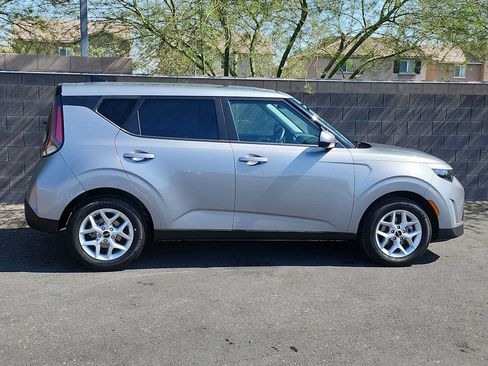 Used 2025 Kia Soul LX w/ LX Technology Package FWD image 9
