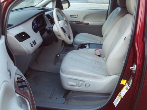 Used 2012 Toyota Sienna XLE image 15