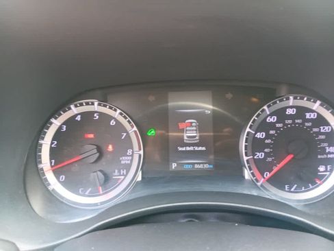 Used 2020 Toyota Highlander LE AWD/4WD image 11