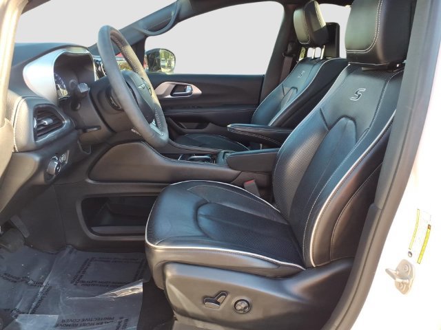Used 2024 Chrysler Pacifica Limited w/ Uconnect Theater Family Group FWD image 4
