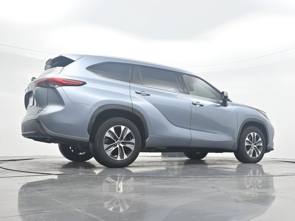 Used 2022 Toyota Highlander XLE FWD image 34