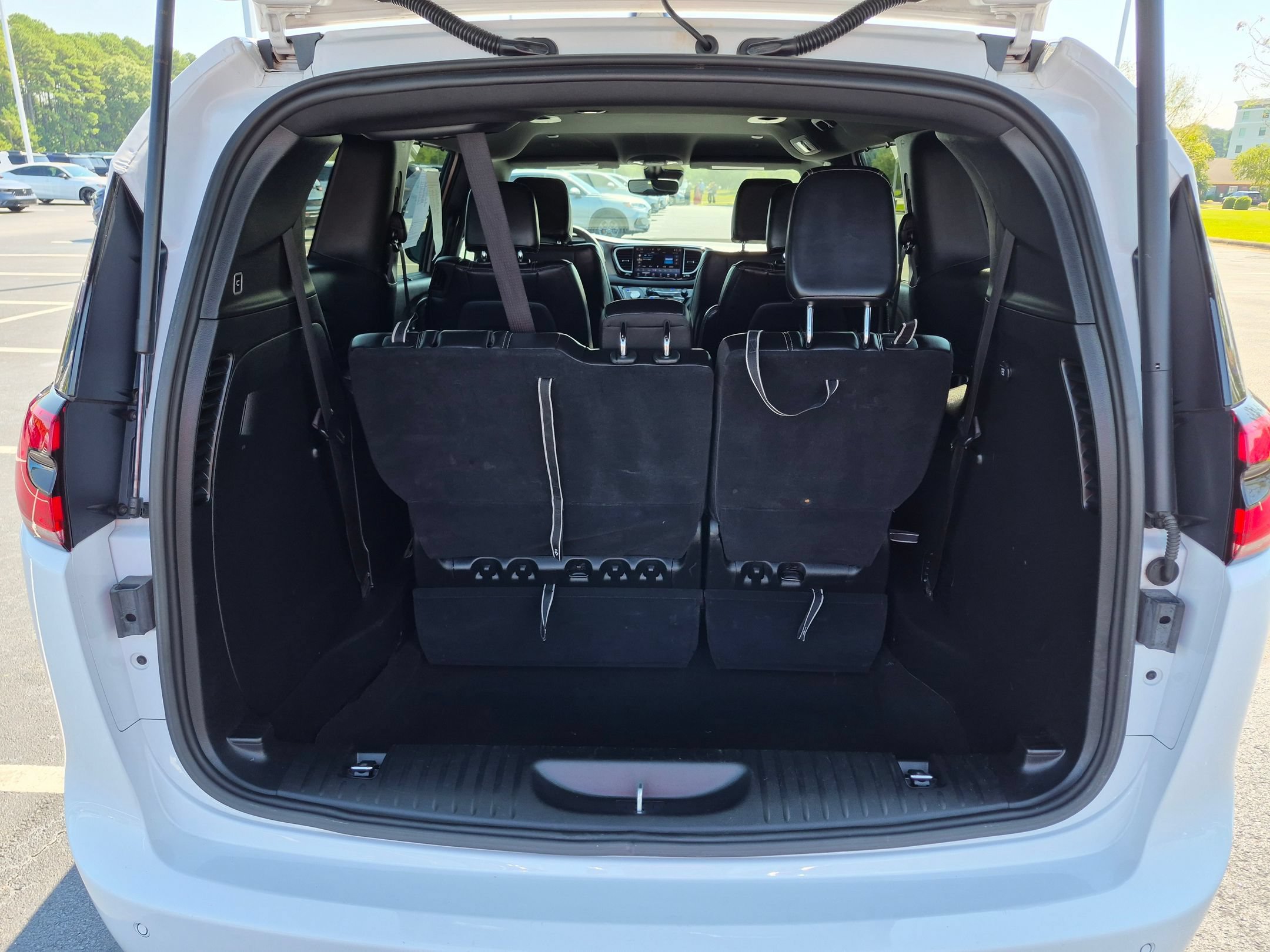 Used 2025 Chrysler Pacifica Select FWD image 30