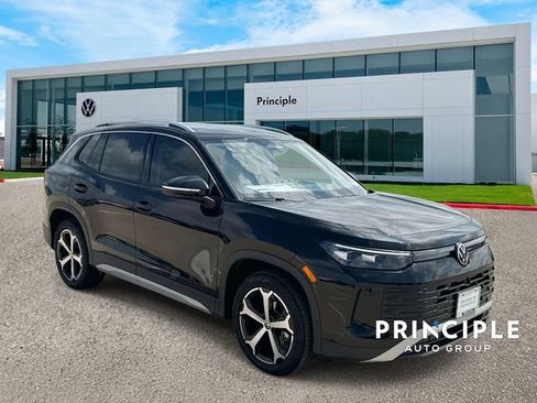 Used 2025 Volkswagen Tiguan SE FWD image 4