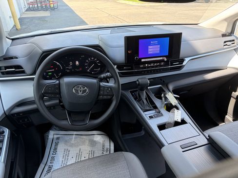 Used 2025 Toyota Sienna LE AWD/4WD image 11