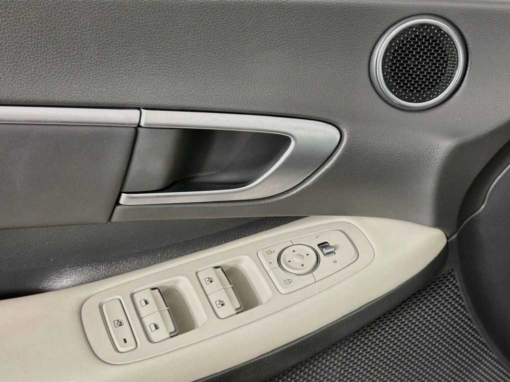 Used 2025 Hyundai Sonata SEL FWD image 23