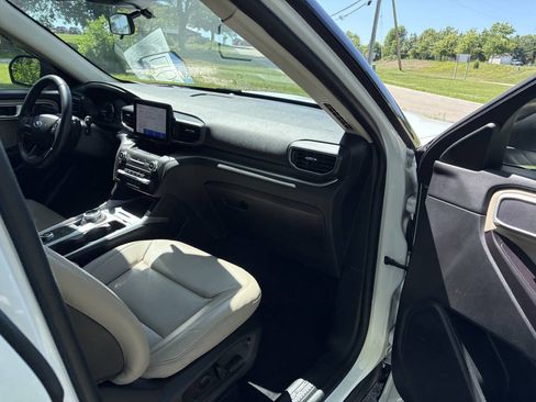 Used 2020 Ford Explorer XLT w/ Equipment Group 202A AWD/4WD image 35