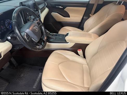 Used 2020 Toyota Highlander XLE FWD image 15
