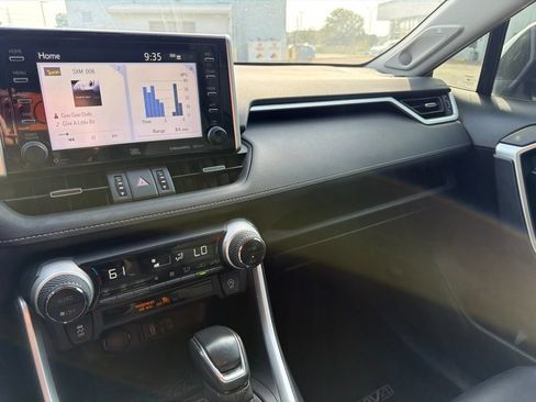 Used 2020 Toyota RAV4 XLE Premium FWD image 5