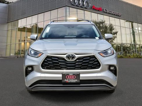 Used 2021 Toyota Highlander XLE AWD/4WD image 6