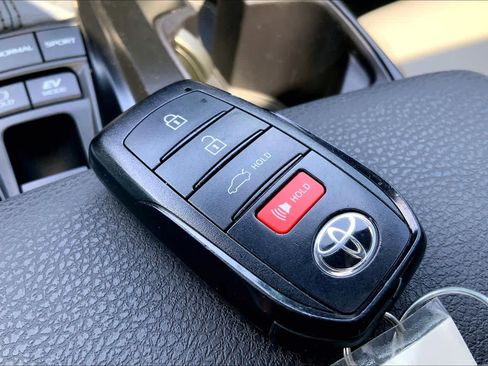 Used 2025 Toyota Camry SE w/ Convenience Package image 15