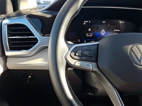 Certified 2025 Volkswagen Taos SE w/ Panoramic Sunroof Package image 21