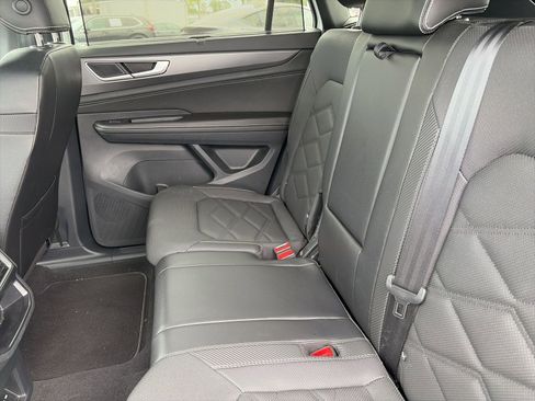 Used 2024 Volkswagen Atlas Cross Sport SE w/ Panoramic Sunroof Package FWD image 9