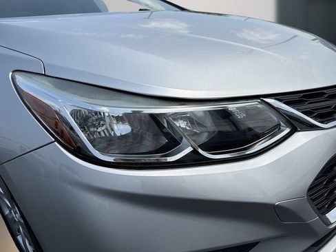 Used 2017 Chevrolet Cruze LS FWD image 11
