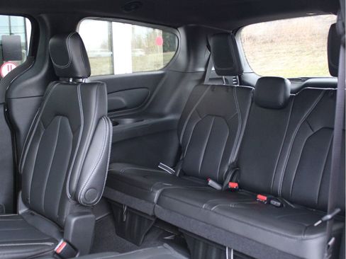 New 2026 Chrysler Pacifica Select image 33
