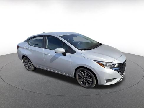 Used 2025 Nissan Versa SV image 2