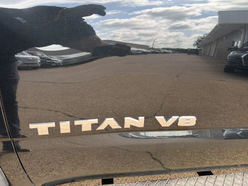 Used 2019 Nissan Titan SV AWD/4WD image 11