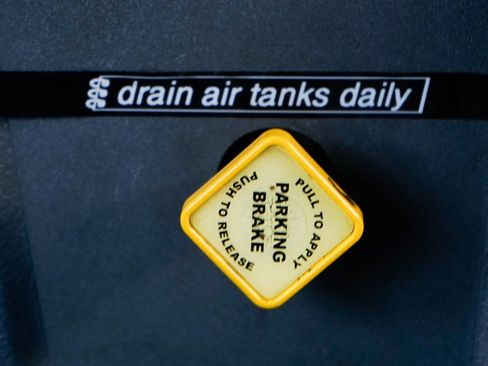 Used 2015 Ford F650 2WD Crew Cab Super Duty image 40