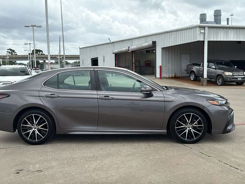 Used 2022 Toyota Camry SE w/ Carpet Mat Package (TMS) image 6