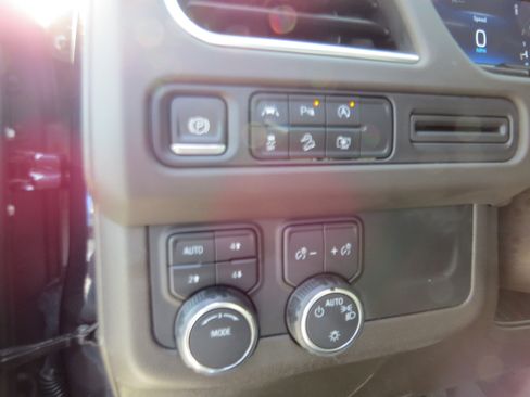 Used 2024 Chevrolet Suburban Z71 w/ Luxury Package image 16