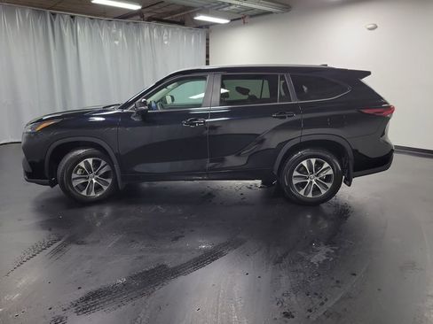 Used 2024 Toyota Highlander XLE AWD/4WD image 5