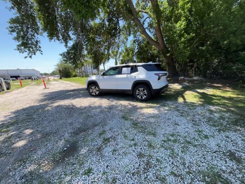 Used 2025 Chevrolet Equinox LT FWD image 12