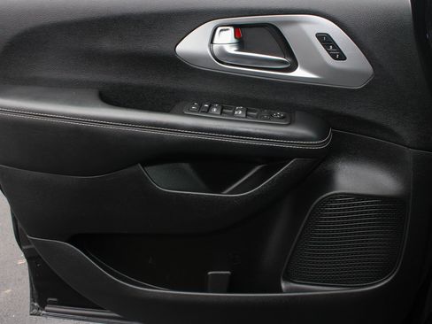 Used 2023 Chrysler Pacifica Touring-L w/ S Appearance Package image 14