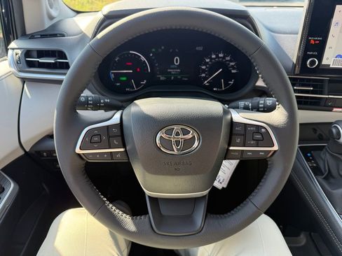 New 2026 Toyota Sienna XLE image 15