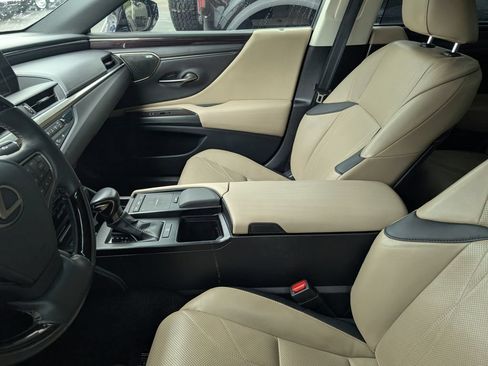 Used 2019 Lexus ES 350 Ultra Luxury w/ Accessory Package 2 FWD image 8