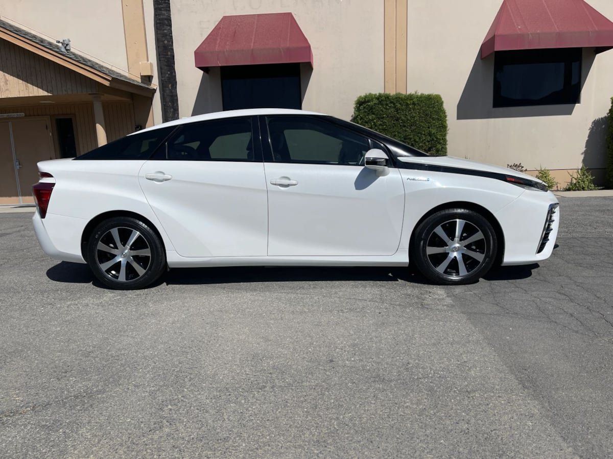 Used 2016 Toyota Mirai FWD image 5